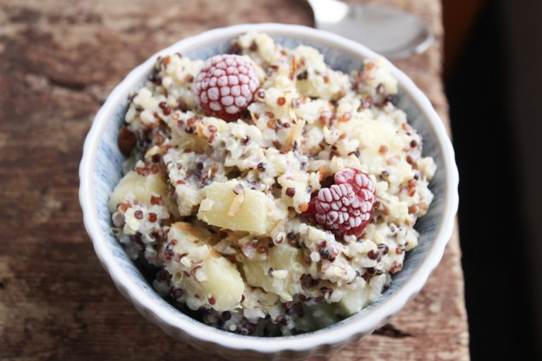 is healthy quinoa breakfast recipe, made with quinoa, apple, cinnamon and milk.
